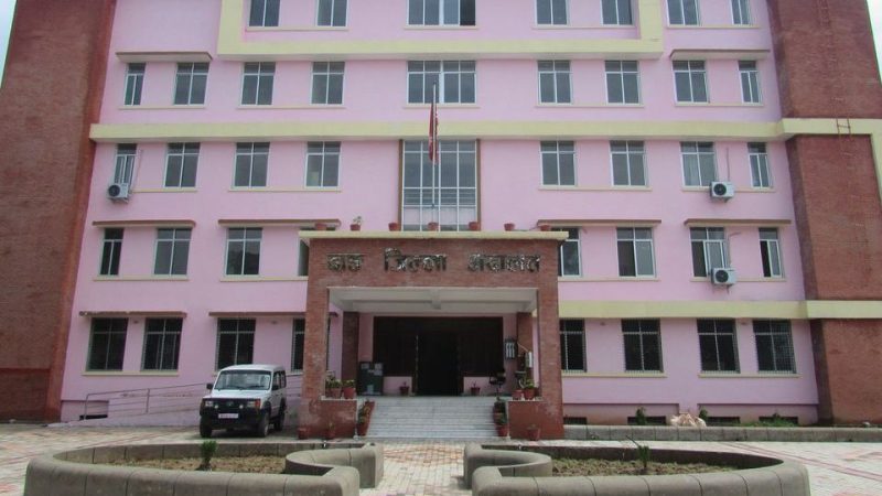 जिल्ला अदालत दाङमा म्याद थप्न लगेका बन्दी दुई तला माथिबाट हाम फालेर भागे