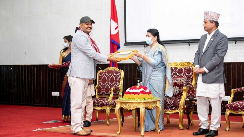 पत्रकार दशरथ घिमिरेलाई राष्ट्रपतिद्वारा प्रेस काउन्सिल युवा पत्रकारिता पुरस्कार प्रदान