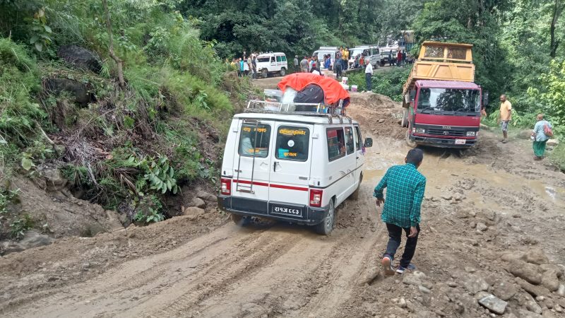 अवरुद्ध भालुवाङ- प्युठान सडक खण्ड एकतर्फी सुचारू, सवारीसाधन आवगमनमा समस्या