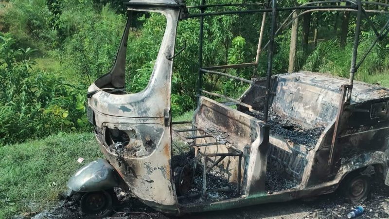 देउखुरीमा गुडिरहेको अटोमा आगलागी, २ लाख बढीको क्षती