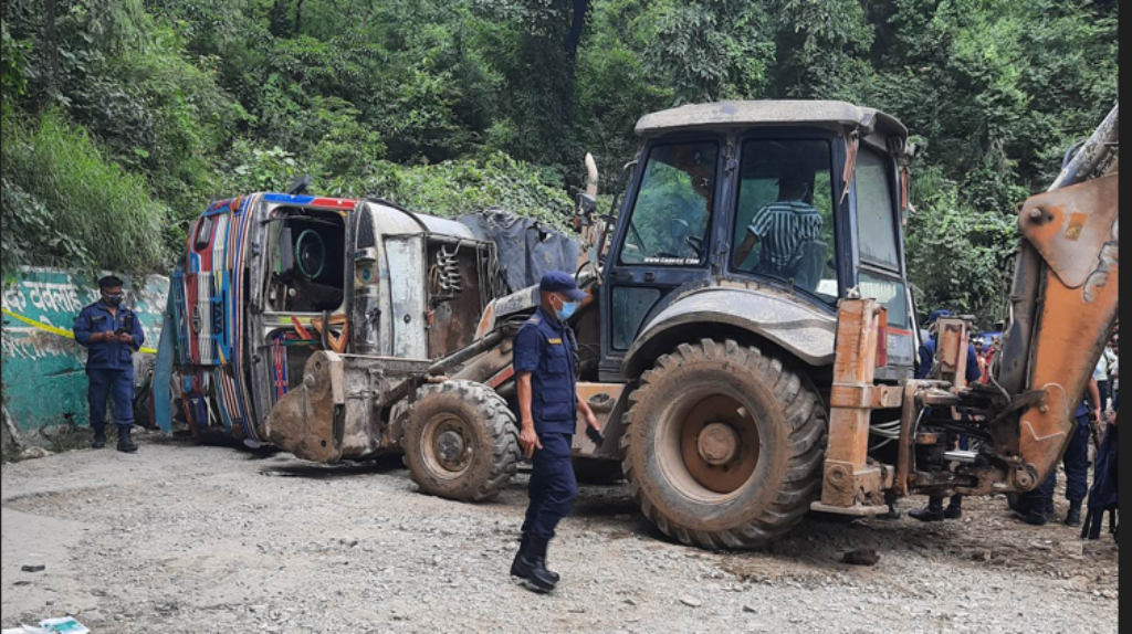 ट्रकमा च्यापिएर सह-चालकको मृत्यु, एकतर्फी सडक सञ्चालन