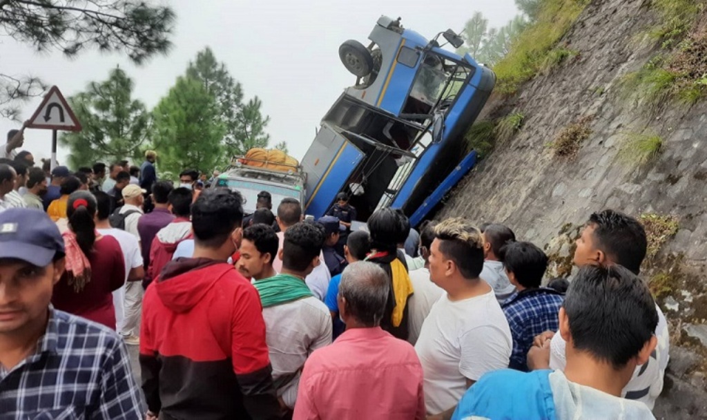 मकवानपुरमा भएको बस दुर्घटनामा ज्यान गुमाएका मध्ये ६ जनाको पहिचान खुल्याे