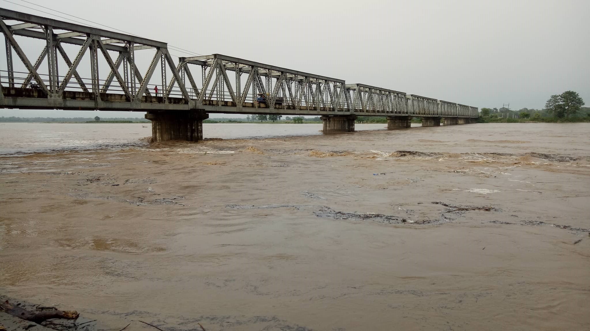 राप्ती नदीले खतराको तह पार गर्‍यो, सतर्कता अपनाउन आग्रह, देउखुरीका विभिन्न क्षेत्र जलमग्न