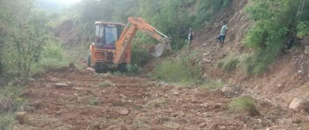 सिसहनियाँ देखि करङ्गेकाेट जाेड्ने माेटर बाटाे मर्मत कार्य शुरु