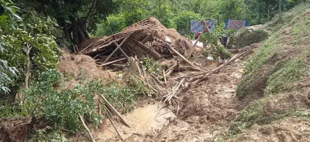 राप्तीकाे ५ नम्बर वडाका पहाडी बस्तीहरुमा पहिरोले ३ घरगोठ बगायो, पहिराे पिडितकाे बिचल्ली