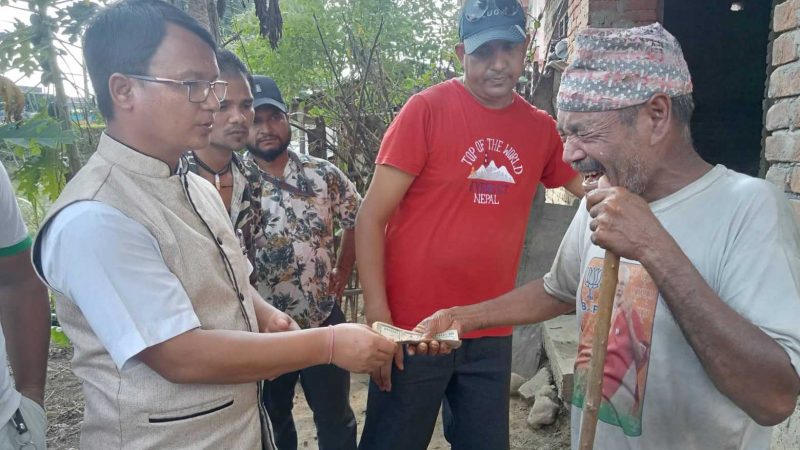 जब पालिका अध्यक्ष बिष्ट नै दिनदुखीका घरमा दशैँ लिएर घर—घरमा पुगे…