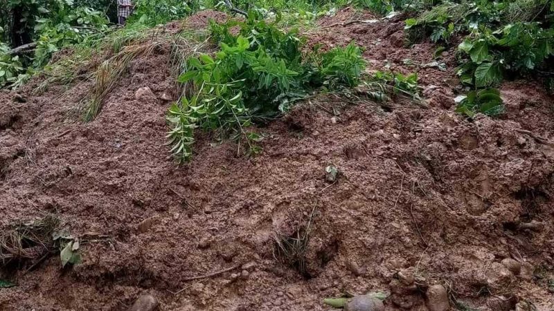 बर्षातले गढवा-खबरी बाटो अवरुद्ध : आवतजावतमा समस्या