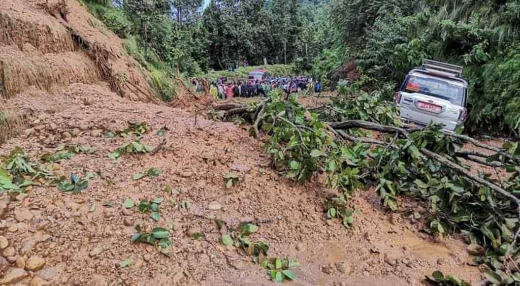 घोराही-लमही सडक फेरि अवरुद्ध