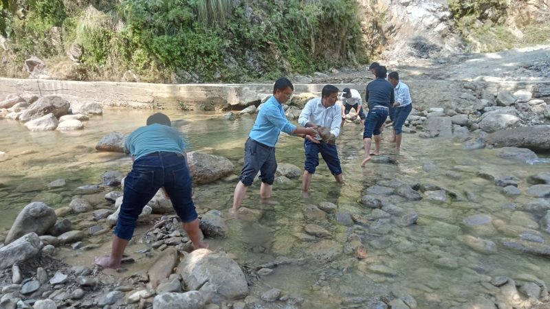 पहिरोले बगाएको बाटो अवलोकनमा गएका अध्यक्ष आफैले बाटो मर्मत गर्न थालेपछि…..