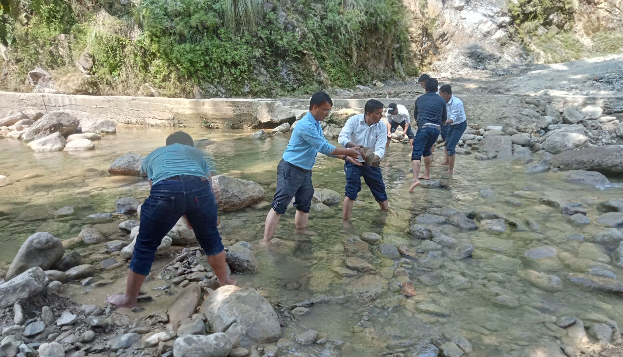 पहिरोले बगाएको बाटो अवलोकनमा गएका अध्यक्ष आफैले बाटो मर्मत गर्न थालेपछि…..