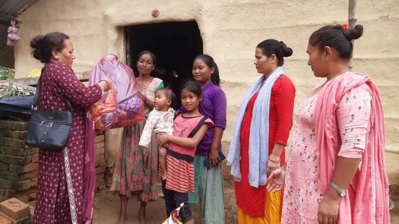दाङको राप्ती गाउँपालिका घरभई हाल अमेरिका बस्दै आएका विशाल केसीद्धारा बाढीपिडितहरुलाई राहत प्रदान