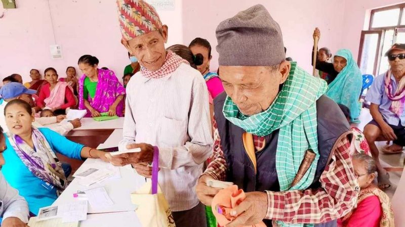 गढवाका जेष्ठ नागरिकहरु वडाबाटै सामाजिक सुरक्षा भत्ता पाउन थालेपछि खुसी