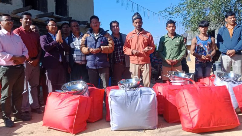 राप्ती गाउँपालिकाद्धारा करङ्गेकाेटका पहिराे पिडितलाई राहत वितरण