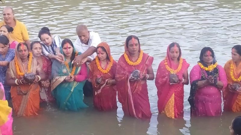 उदाउँदो सूर्यलाई अर्घ्य दिएसँगै छठ पर्वको समापन, मधेस प्रदेशमा आज पनि बिदा