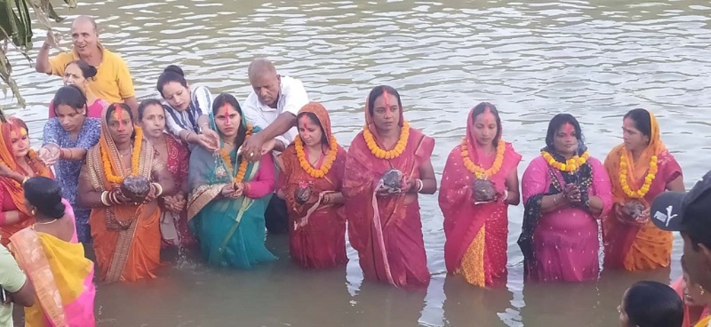 उदाउँदो सूर्यलाई अर्घ्य दिएसँगै छठ पर्वको समापन, मधेस प्रदेशमा आज पनि बिदा