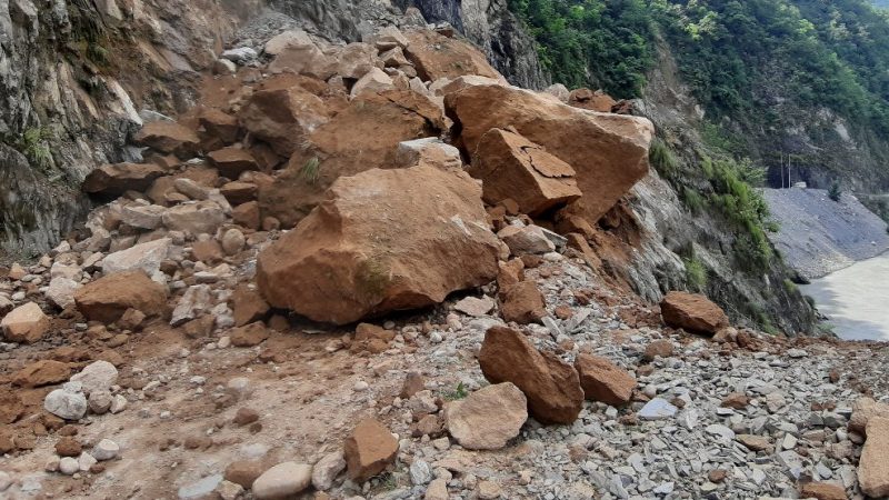 पहिरो गएपछि गुल्मीका ग्रामीण सडक बन्द, दशैँकाे टीका थाप्न जानेहरू समस्यामा