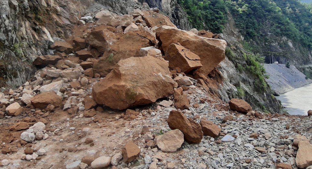 पहिरो गएपछि गुल्मीका ग्रामीण सडक बन्द, दशैँकाे टीका थाप्न जानेहरू समस्यामा