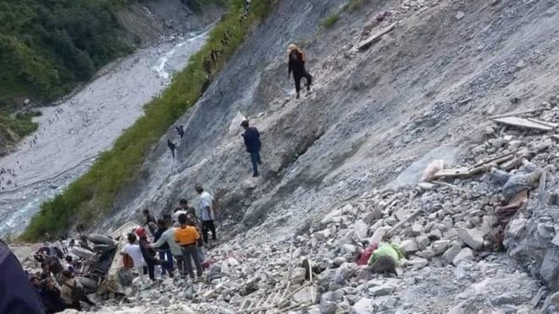 बझाङमा जीप दुर्घटना हुँदा ६ जनाकाे ज्यान गयाे, १६ जना घाइते