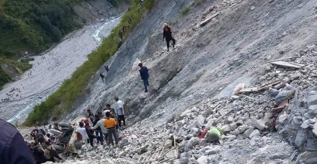 बझाङमा जीप दुर्घटना हुँदा ६ जनाकाे ज्यान गयाे, १६ जना घाइते