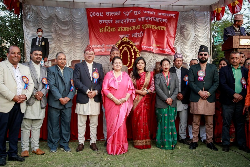 राष्ट्रपति र प्रधानमन्त्रीद्वारा छठी माताकाे पूजा