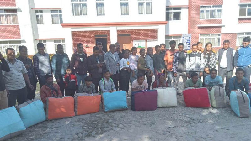 सञ्चारमैत्री देउसी भैलोबाट संकलित रकमले राप्तीका बाढी पिडितलाई फाइवर सिरक वितरण
