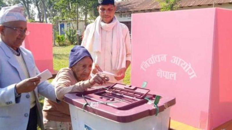 राप्ती गाउँपालिकामा १०५ वर्षीया वृद्धाले गरिन् मतदान