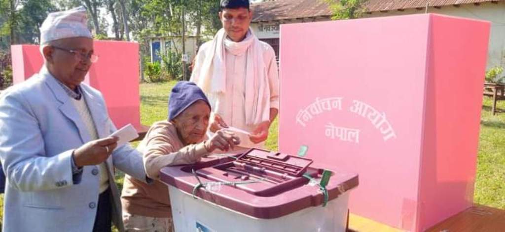 राप्ती गाउँपालिकामा १०५ वर्षीया वृद्धाले गरिन् मतदान