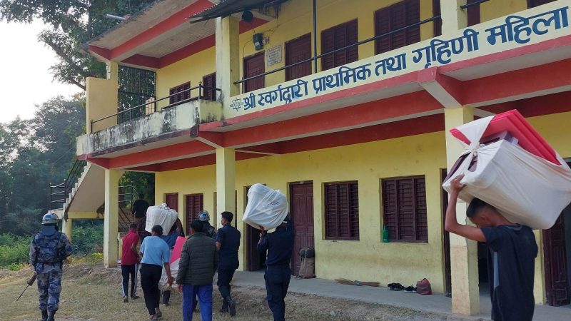 भालुवाङ सहित दाङका सवै मतदान केन्द्रमा मत पेटिका र निर्वाचन अधिकृतकाे टाेली आइपुग्याे