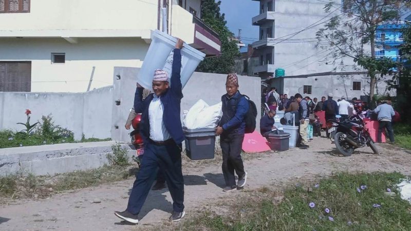 दाङमा निर्वाचनका लागि कार्यस्थल खट्दै कर्मचारीहरु