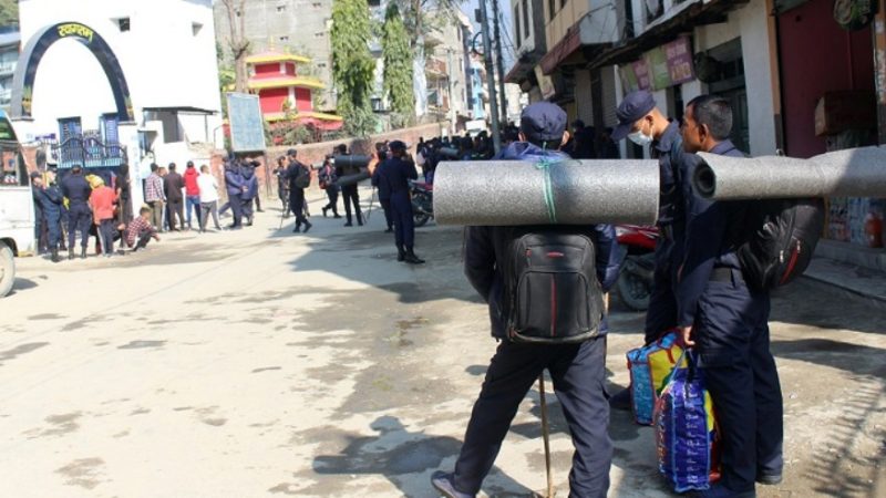 मतदान स्थल पुग्दै कर्मचारी र सुरक्षाकर्मी, कतै बाक्लो हिउँले समस्या