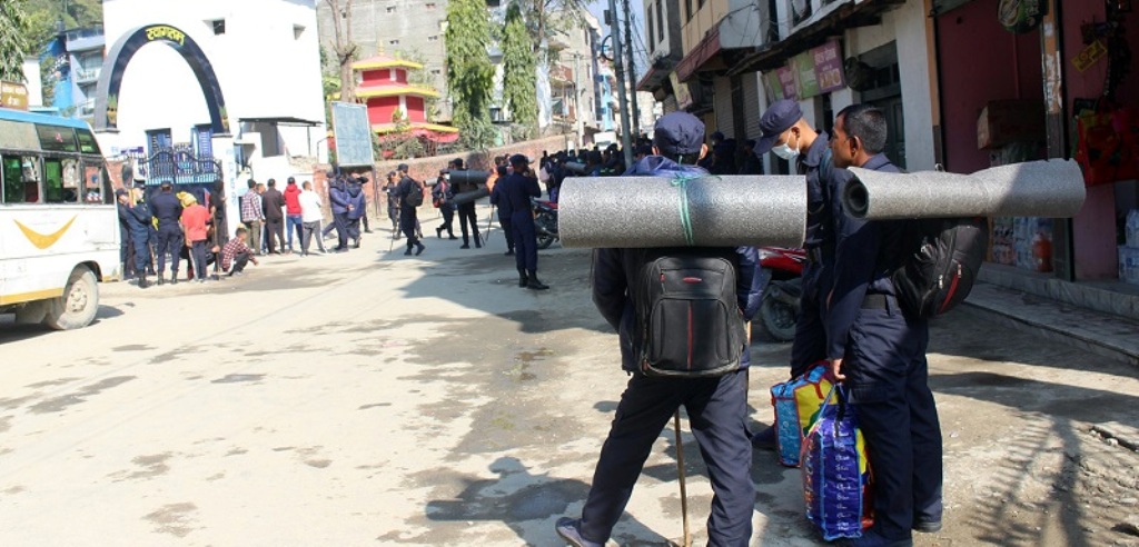 मतदान स्थल पुग्दै कर्मचारी र सुरक्षाकर्मी, कतै बाक्लो हिउँले समस्या