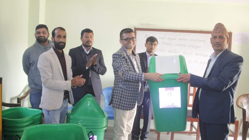 सिभिल बैंक लालमटिया शाखाद्वारा ऐरावती क्याम्पसलाई १२ वटा डस्टवीन प्रदान