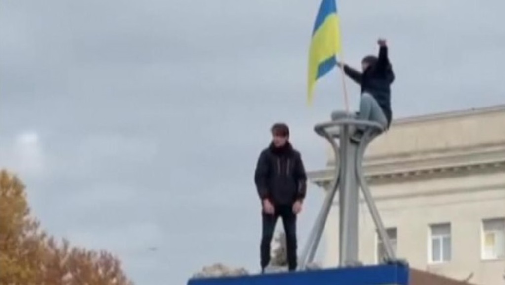 रुसी सैनिक फर्किएपछि युक्रेनले खेअर्सनमा राष्ट्रिय झण्डा फहरायो