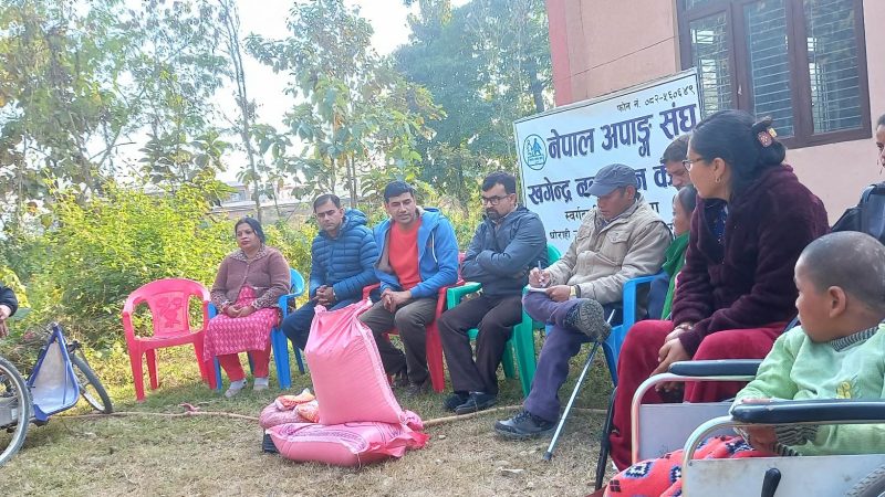 अपाङ्ग संघलाई पत्रकार महासंघकाे खाद्यान्न सहयाेग