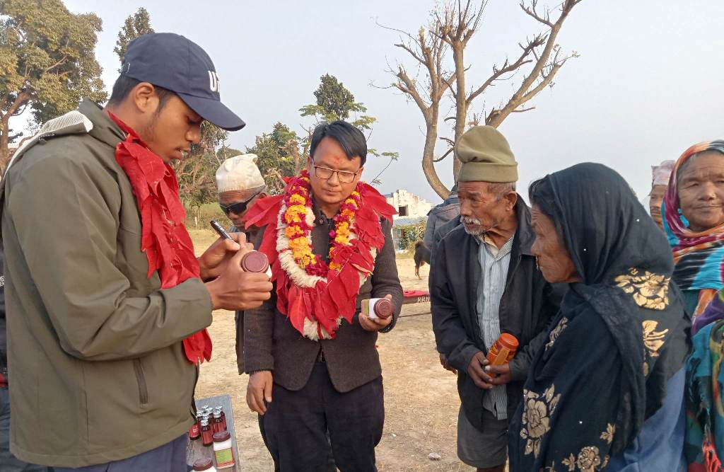 थकरीकोट र चित्रीकोटका जेष्ठ नागरिकहरु स्वास्थ्यबर्धक औषधी पाएपछि खुसी