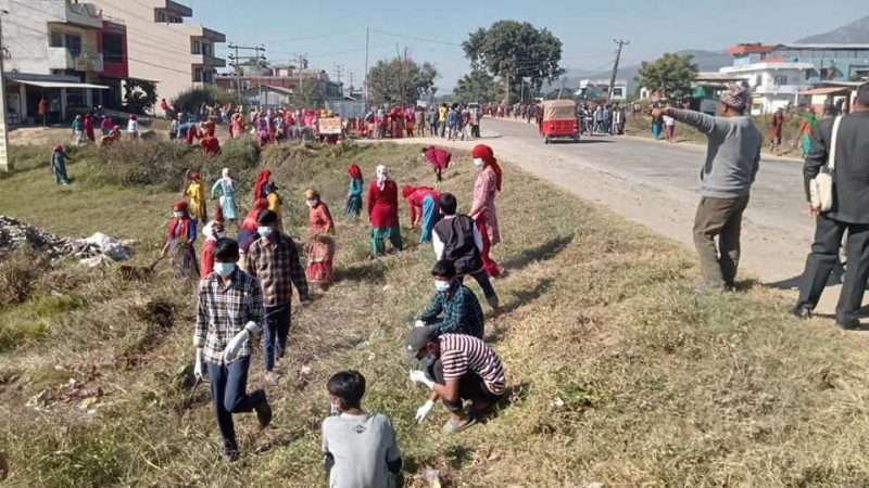 राजधानीलाई सफा सुन्दर बनाउन राजमार्ग सरसफाइमा जुटे स्थानीय र विद्यार्थी