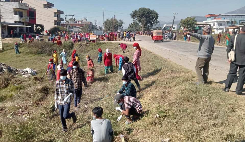 राजधानीलाई सफा सुन्दर बनाउन राजमार्ग सरसफाइमा जुटे स्थानीय र विद्यार्थी