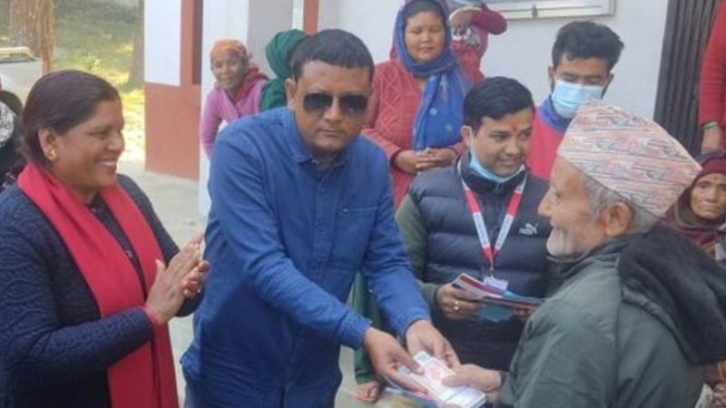 देउखुरीकाे राजपुर गाउँपालिकाद्धारा वडामा पुगेर भत्ता बितरण
