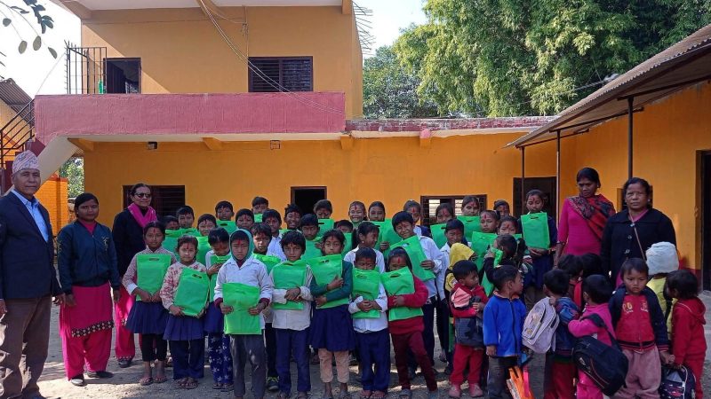 राप्तीका २ सामुदायिक विद्यालयका ५४ बालबालिकाहरूलाई विद्यालय पोशाक वितरण