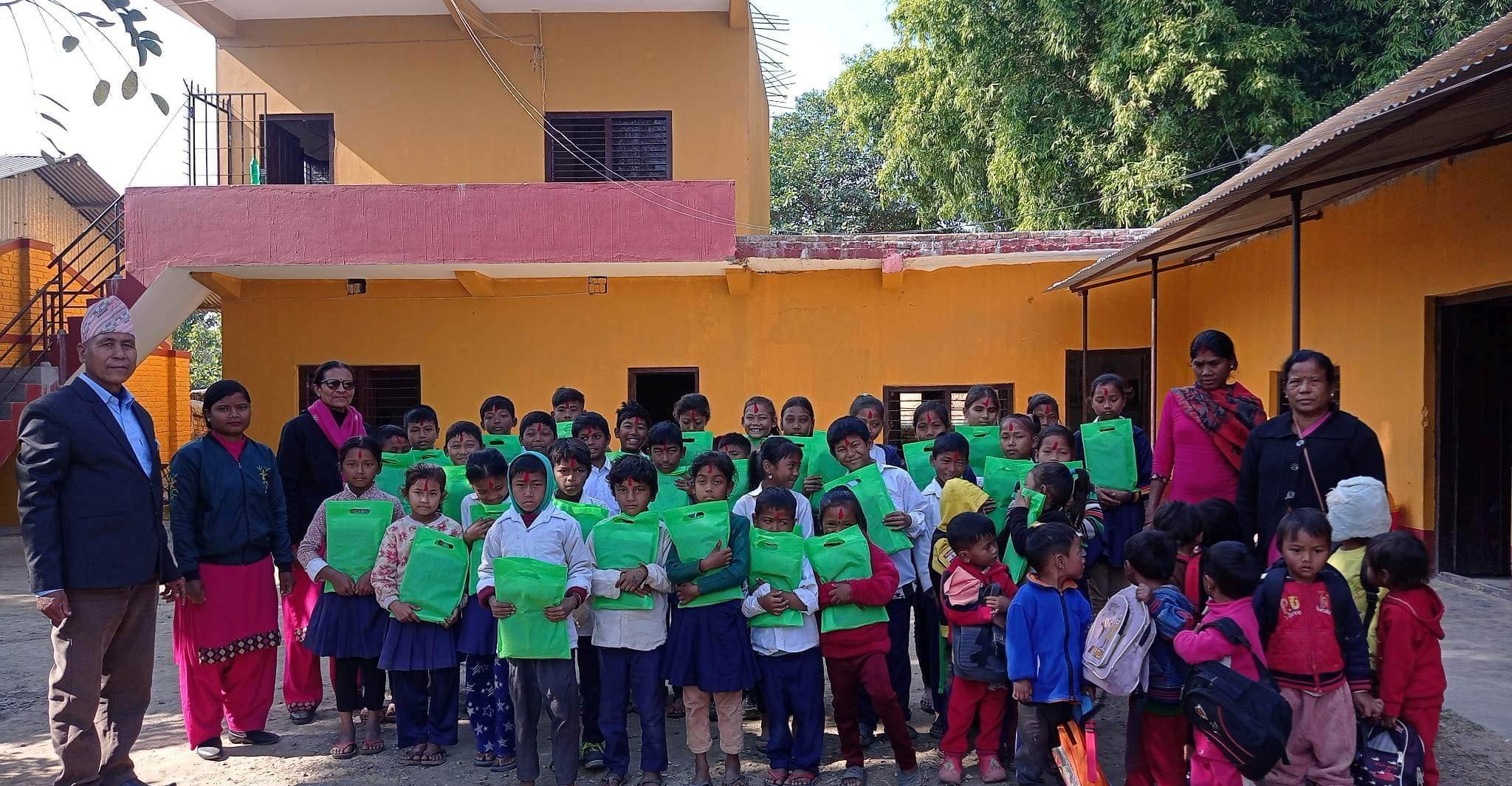 राप्तीका २ सामुदायिक विद्यालयका ५४ बालबालिकाहरूलाई विद्यालय पोशाक वितरण