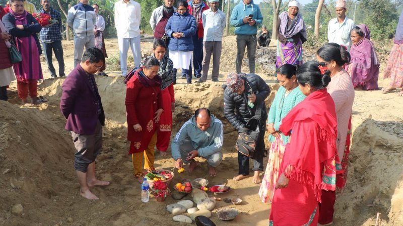 पिपरी खोलामा बन्ने पक्की पुलको स्वास्थ्यमन्त्री चौधरीद्धारा शिलान्यास