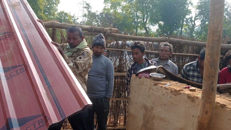 राप्तीको २ नम्बर वडामा अति विपन्न ५ घरपरिवारलाई कर्कटपाता वितरण