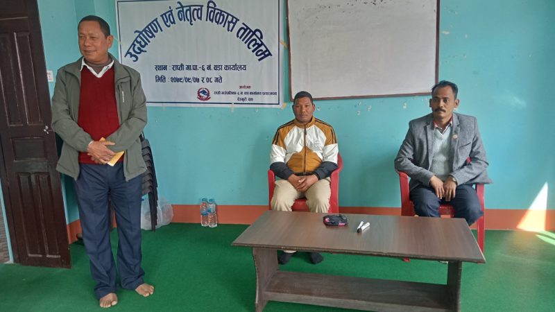 राप्तीमा बालबालिकाहरू सँगै जनप्रतिनिधिहरू उदघोषणकला तथा नेतृत्व विकास तालिम सिक्दै