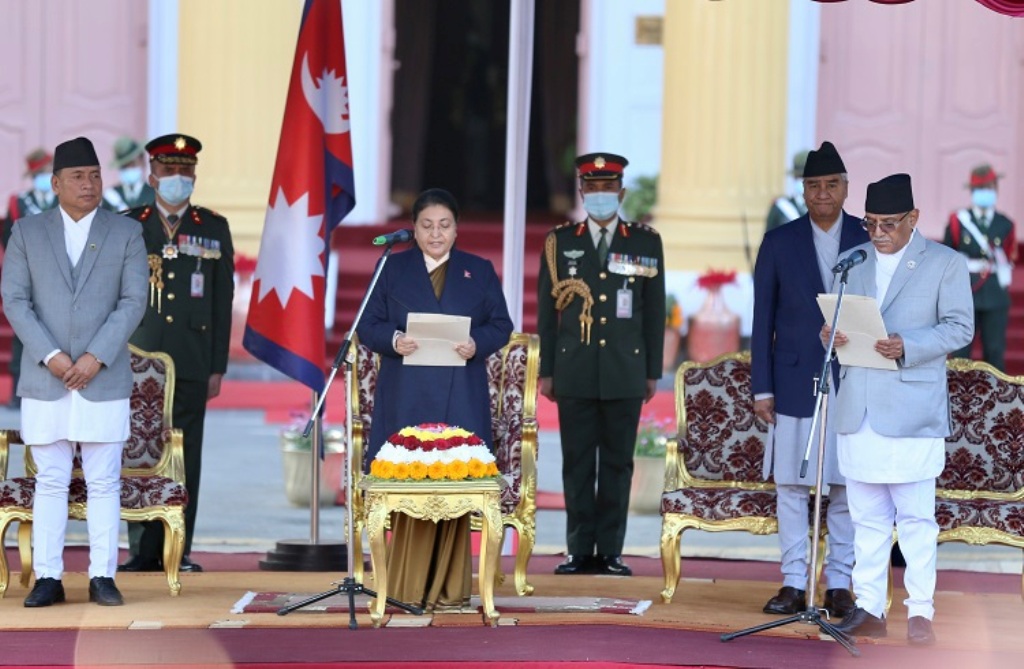 प्रधानमन्त्री प्रचण्डद्वारा पद तथा गोपनीयताको शपथ ग्रहण