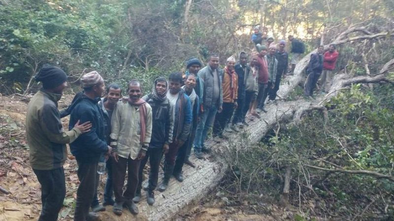 गढवाको कुलपानी सामुदायिक वन क्षेत्रभित्र वन गस्ती, वनमै समुहको बैठक
