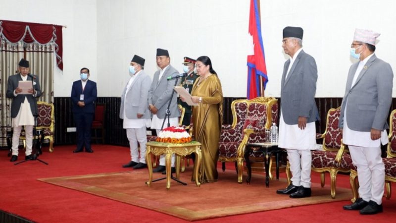 प्रतिनिधि सभा सदस्य पशुपतिशम्शेर जबराद्वारा ज्येष्ठ सदस्यका रूपमा शपथ ग्रहण