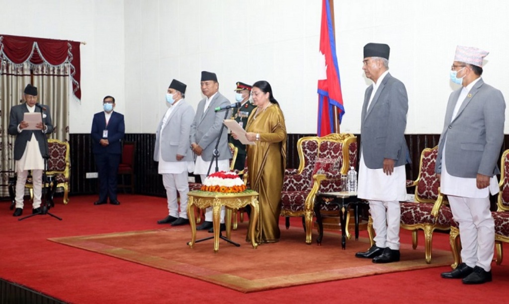 प्रतिनिधि सभा सदस्य पशुपतिशम्शेर जबराद्वारा ज्येष्ठ सदस्यका रूपमा शपथ ग्रहण