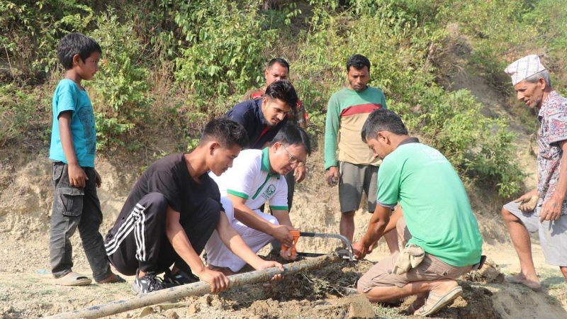 राप्ती ९ को विकट गाउँ मुस्लिम टोलमा खानेपानी पु¥याउन अध्यक्ष विष्टले गरे श्रमदान