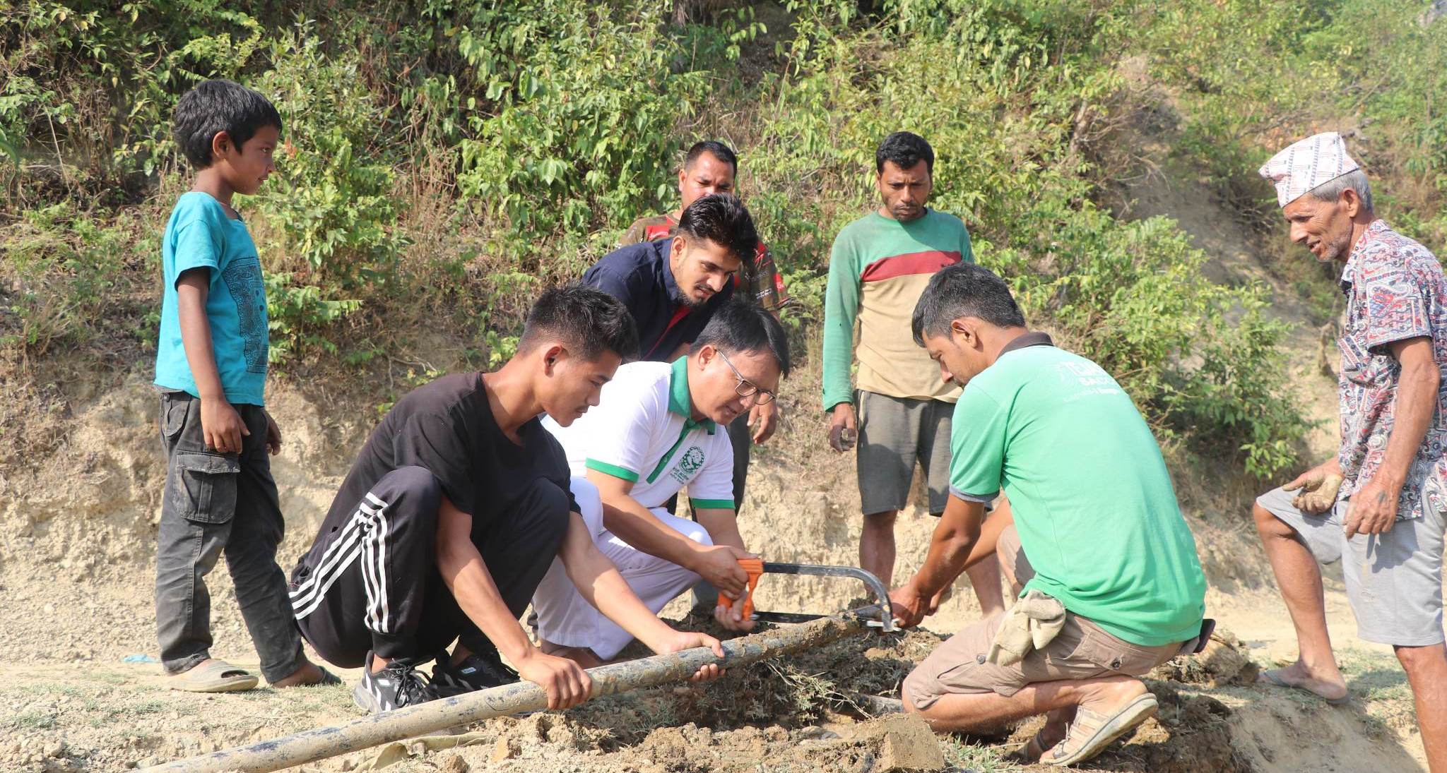 राप्ती ९ को विकट गाउँ मुस्लिम टोलमा खानेपानी पु¥याउन अध्यक्ष विष्टले गरे श्रमदान