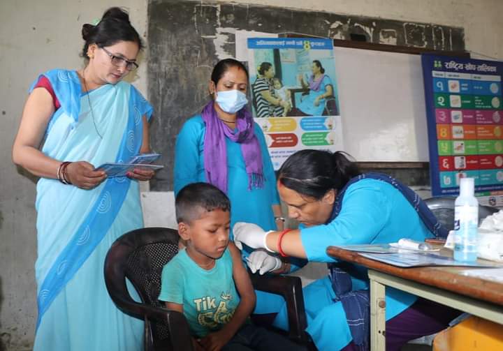 राप्तीमा पहिलो दिन ४ हजार बढी बालबालिकाले दादुरा रूवेला विरूद्वको खोप लगाए